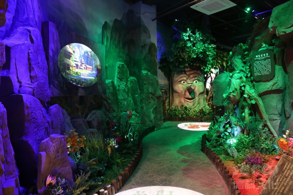 在科技展廳設(shè)計(jì)中，如何運(yùn)用數(shù)字化展示和信息交流技術(shù)？