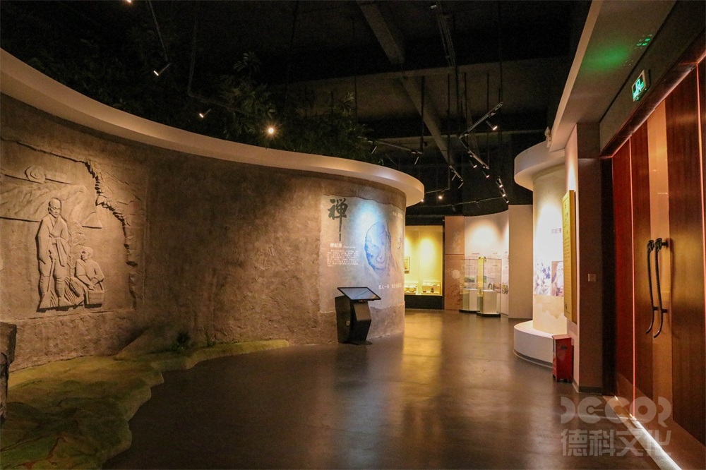 在廣州展館裝修中如何考慮展示品的燈光和影響？