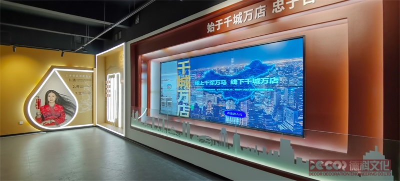 如何利用展覽廳設計來展示傳統(tǒng)工藝和手工藝品的創(chuàng)新和發(fā)展？